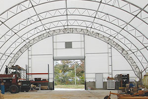 可拆卸式钢结构厂房,临时仓库可广泛应用于物流中心卸货区简易仓、转运区临时库、调度区库棚等各个仓储环节。