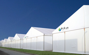 简易临时可移动仓库大棚具有可移动、可拆装、可活动、可重复使用的特点，可作为永久或半永久库房使用，移动式简易仓库是大型临时厂房、仓储物流等行业新兴的临时装配式建筑形式。
活动式仓库还具有造价低，搭建快，无需办理建设审批手续等优点。